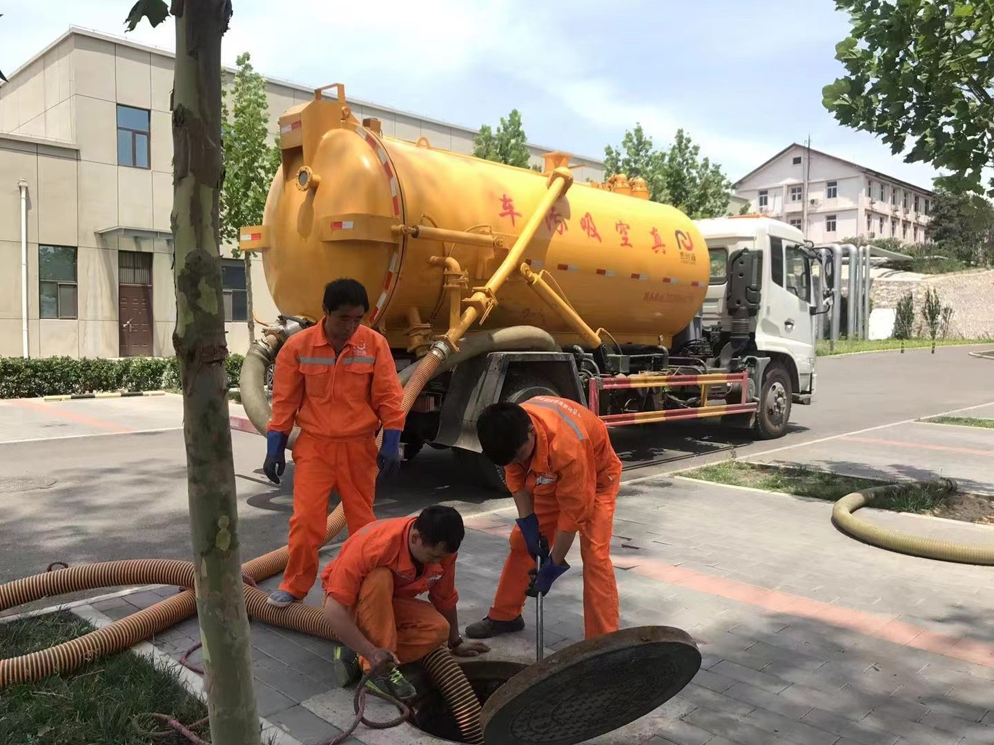 石台管道疏通车停在窨井附近