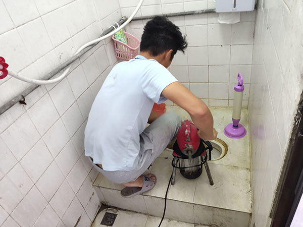 石台管道堵塞冒臭气 专业师傅现场解决问题