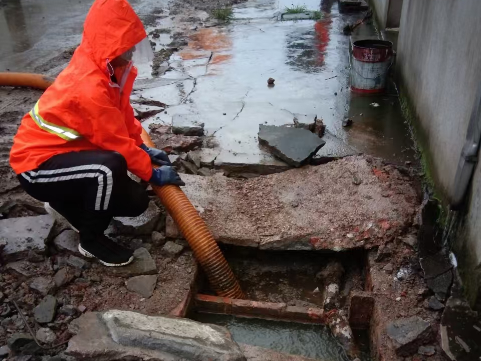 石台专业清理污水池 炜誉市政以规范流程守护城市 “肠道”